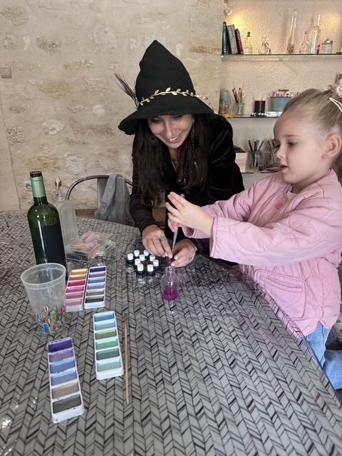 Des enfants fabriquent une potion