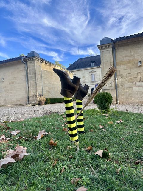 Des bottes de sorciere plantees dans la pelouse