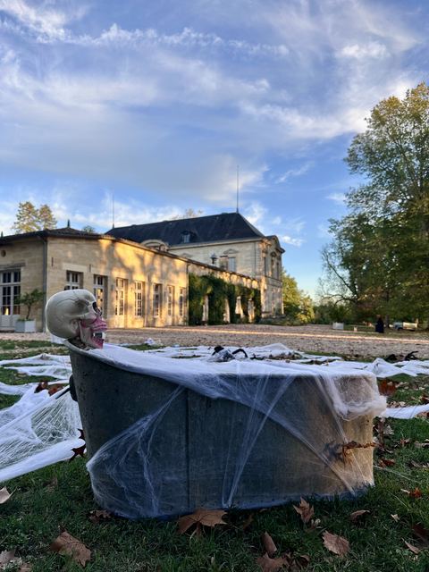Le chateau de Siaurac a la tombee du jour