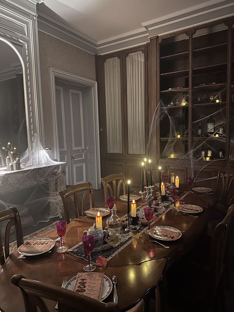 La grande table dressee aux chandelles