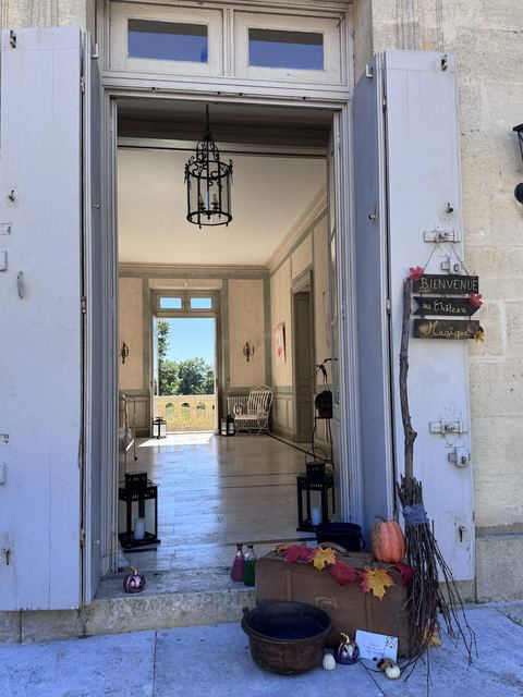 Le hall d'entree, portes ouvertes